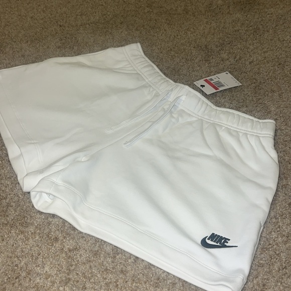 NWT nike standard fit mid rise shorts in white - Picture 3 of 5
